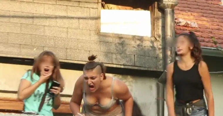 SITUACIJA U VUKOMERCU JE NA RUBU USIJANJA: Prosvjednik bocom pogodio romsku djevojčicu, drugu djevojku odvela policija