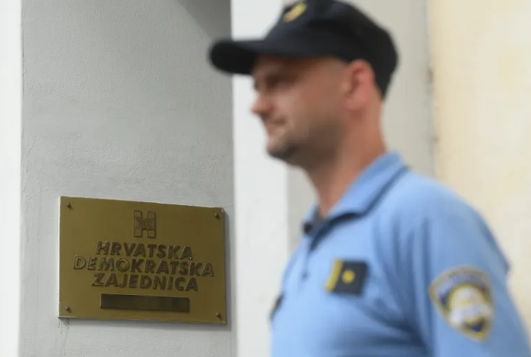 FOTO Napeta situacija ispred HDZ-a: Pripadnici HOS-a prosvjeduju, odmah stigla i policija