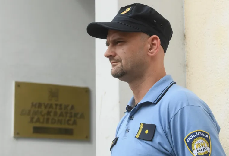 FOTO Napeta situacija ispred HDZ-a: Pripadnici HOS-a prosvjeduju, odmah stigla i policija