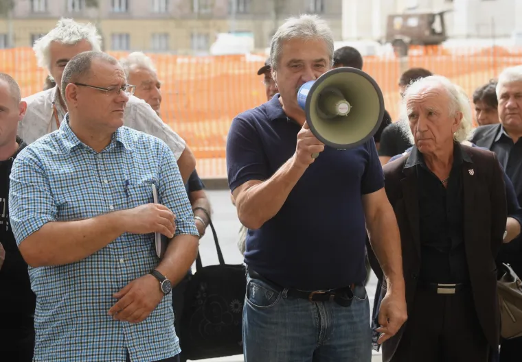 FOTO Napeta situacija ispred HDZ-a: Pripadnici HOS-a prosvjeduju, odmah stigla i policija