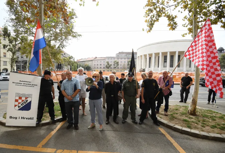 FOTO Napeta situacija ispred HDZ-a: Pripadnici HOS-a prosvjeduju, odmah stigla i policija