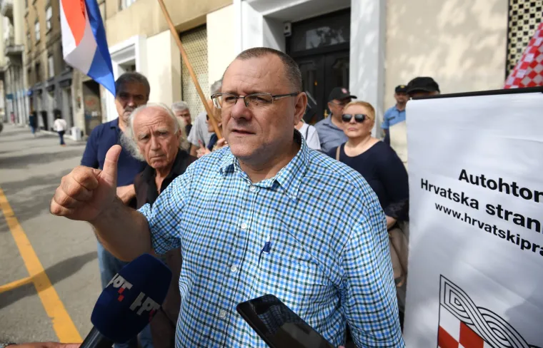 FOTO Napeta situacija ispred HDZ-a: Pripadnici HOS-a prosvjeduju, odmah stigla i policija