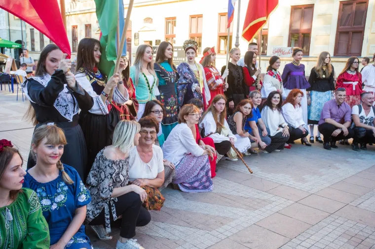 Etno frizure iz različitih zemalja prava su umjetnost