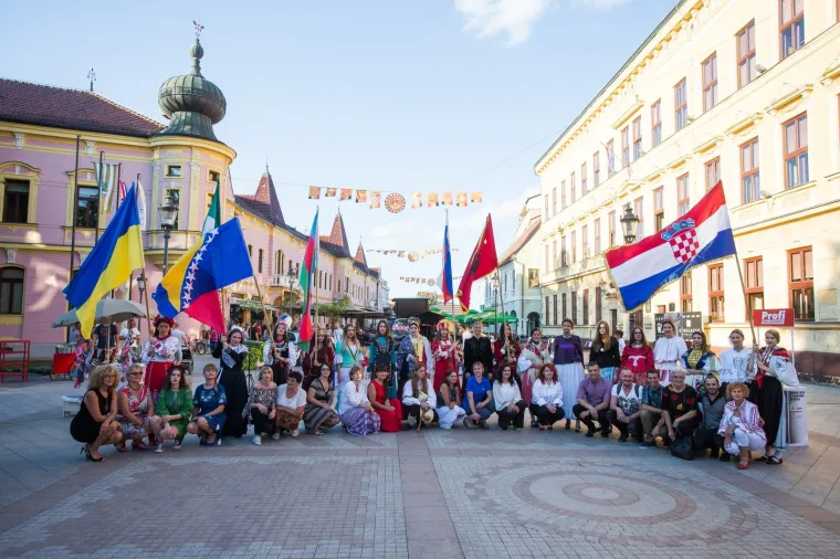 Etno frizure iz različitih zemalja prava su umjetnost