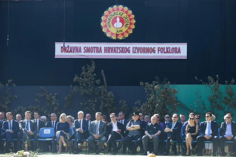 MINISTRICA ŽALAC ZASJENILA PREMIJERA: Na reviji konjskih zaprega pojavila se sva u bijelom