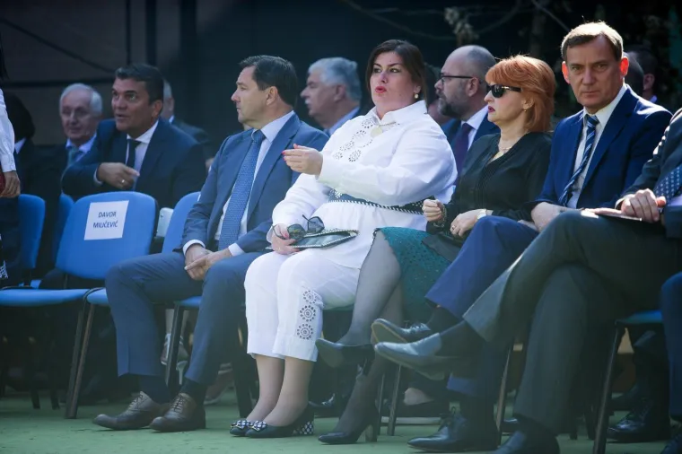 MINISTRICA ŽALAC ZASJENILA PREMIJERA: Na reviji konjskih zaprega pojavila se sva u bijelom