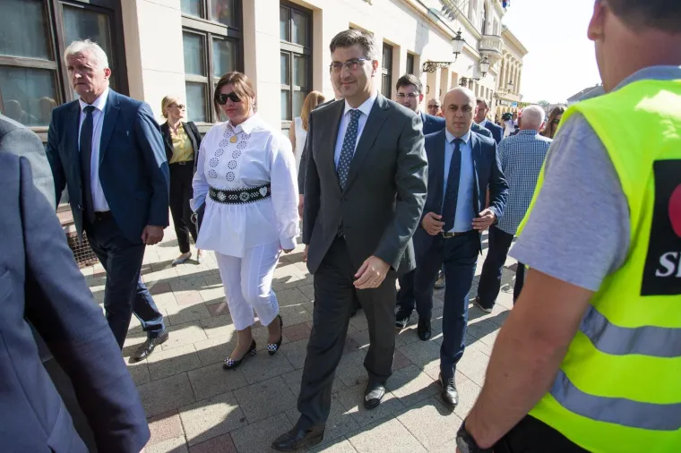 MINISTRICA ŽALAC ZASJENILA PREMIJERA: Na reviji konjskih zaprega pojavila se sva u bijelom