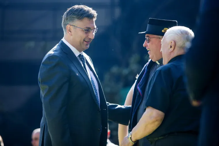 MINISTRICA ŽALAC ZASJENILA PREMIJERA: Na reviji konjskih zaprega pojavila se sva u bijelom