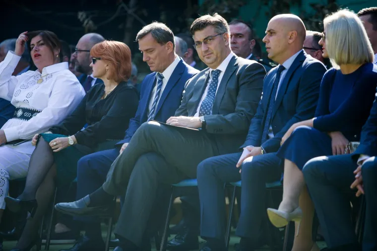 MINISTRICA ŽALAC ZASJENILA PREMIJERA: Na reviji konjskih zaprega pojavila se sva u bijelom