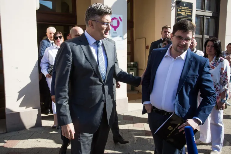 MINISTRICA ŽALAC ZASJENILA PREMIJERA: Na reviji konjskih zaprega pojavila se sva u bijelom