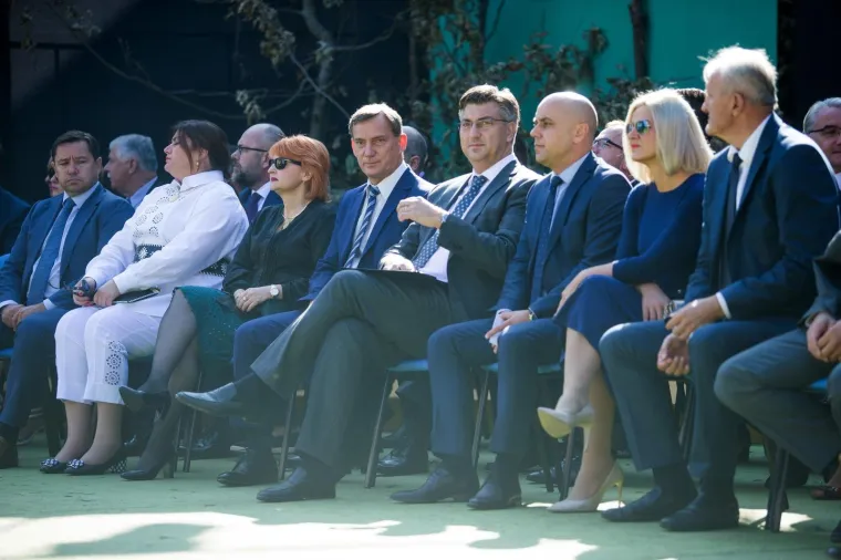 MINISTRICA ŽALAC ZASJENILA PREMIJERA: Na reviji konjskih zaprega pojavila se sva u bijelom