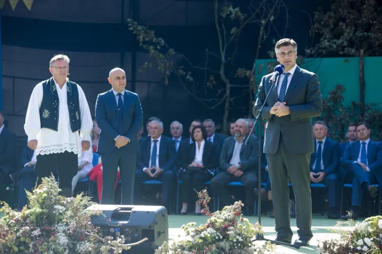 Na svečanom mimohodu 53. Vinkovačkih jeseni i reviji konjskih zaprega uz premijera Plenkovića bila je i ministrica Gabriela Žalac. Zbog njenog modnog odabira, koji podsjeća na narodnu nošnju, bila je u prvom planu