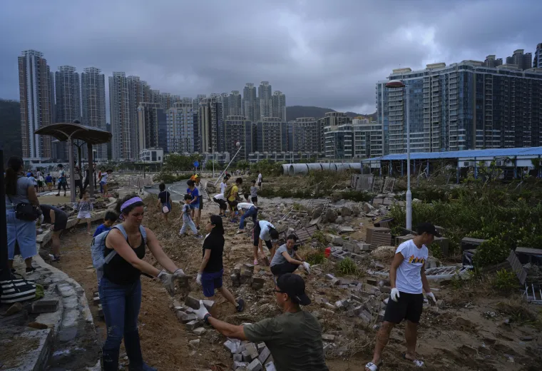 Strahuje se da je 100 ljudi poginulo na Filipinima u tajfunu koji je donio jake vjetrove, obilne pljuskove i poplave. Između 40 i 50 ljudi nestalo je u odronu na rudarsko naselje u gradu Itogonu, gotovo 200 kilometara od Manile.