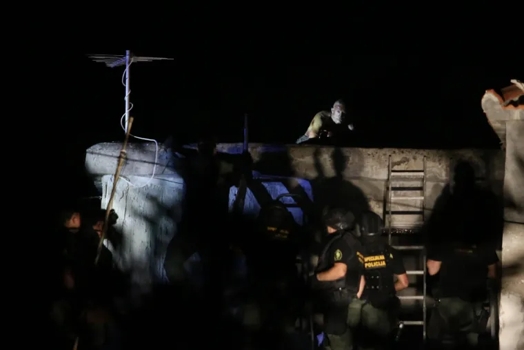 Pogledajte policijsku akciju: Dignuo kuću u zrak, ozlijedilo policajce pa se u pet ujutro predao