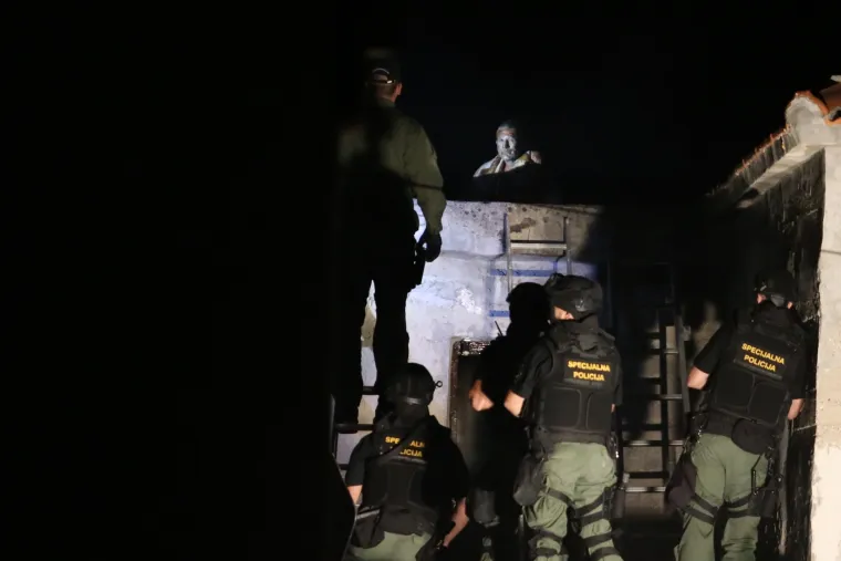 Pogledajte policijsku akciju: Dignuo kuću u zrak, ozlijedilo policajce pa se u pet ujutro predao
