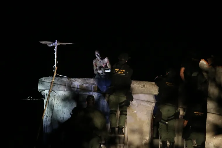 Pogledajte policijsku akciju: Dignuo kuću u zrak, ozlijedilo policajce pa se u pet ujutro predao