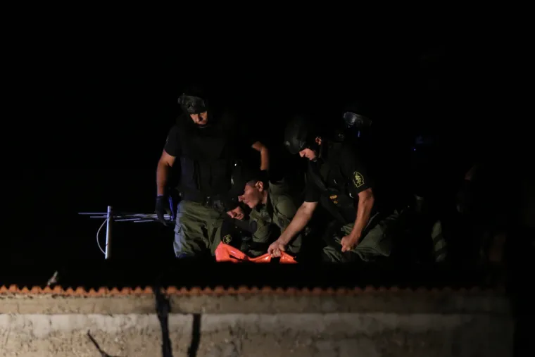 Pogledajte policijsku akciju: Dignuo kuću u zrak, ozlijedilo policajce pa se u pet ujutro predao