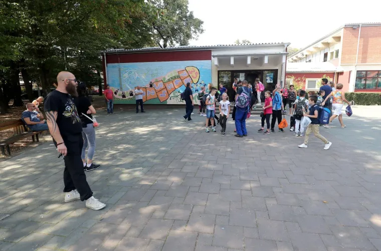 Policijska ophodnja ispred &scaron;kole u Vukomercu