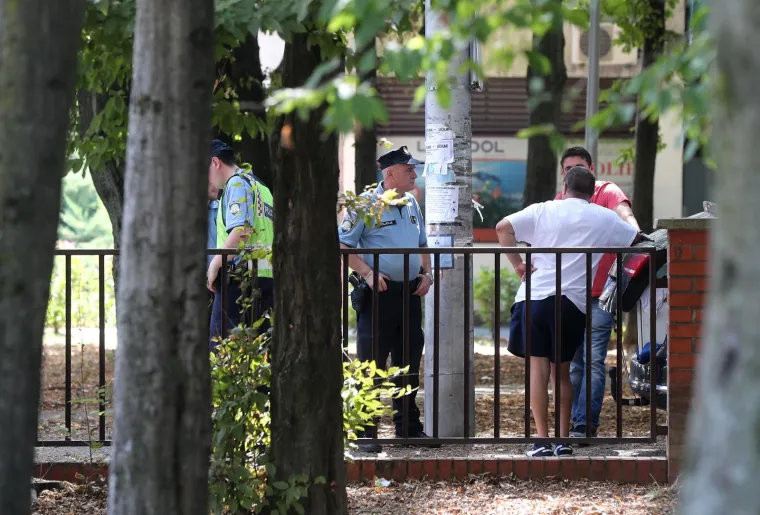 Policijska ophodnja ispred &scaron;kole u Vukomercu