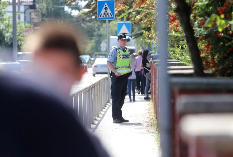 Policijska ophodnja ispred &scaron;kole u Vukomercu