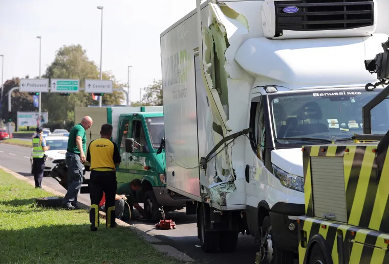 Zagreb: Jedna osoba ozlijeđena u sudaru dvaju kamiona