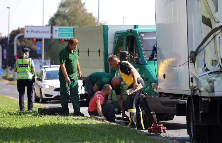 Zagreb: Jedna osoba ozlijeđena u sudaru dvaju kamiona