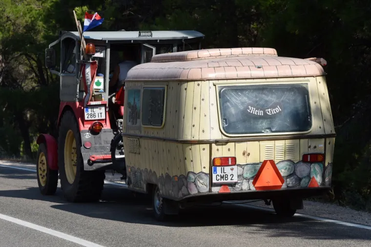Turist iz Austrije na traktoru s kamp kućicom odu&scaron;evio vozače na Jadranskoj magistrali