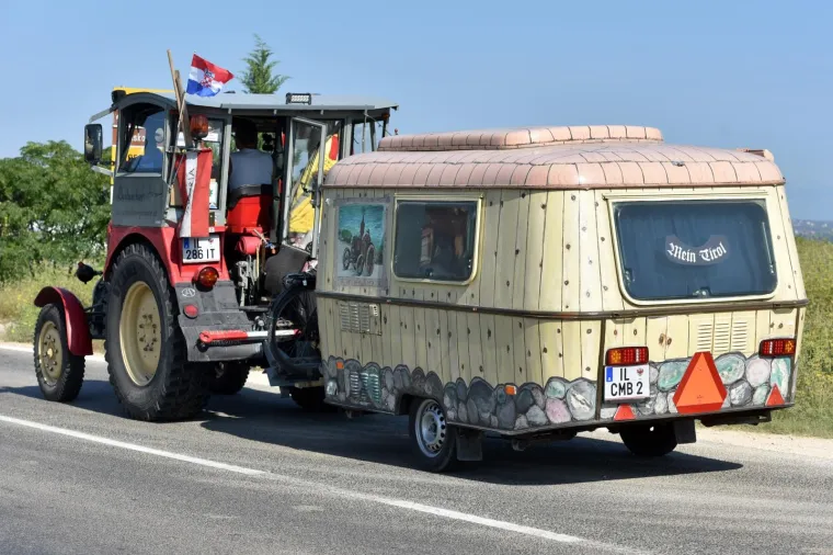 Turist iz Austrije na traktoru s kamp kućicom odu&scaron;evio vozače na Jadranskoj magistrali