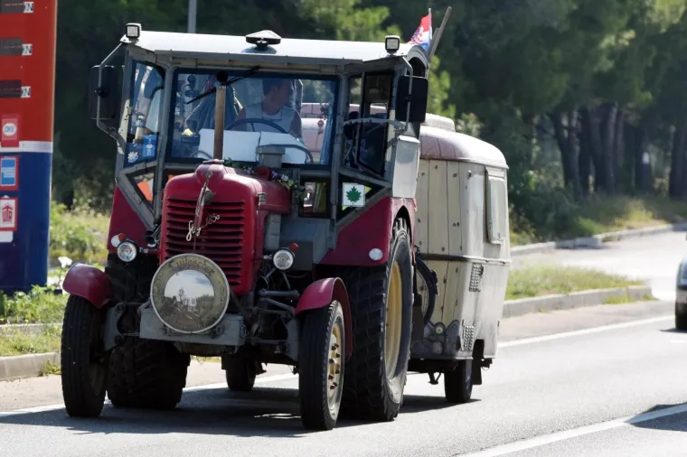 Turist iz Austrije na traktoru s kamp kućicom odu&scaron;evio vozače na Jadranskoj magistrali