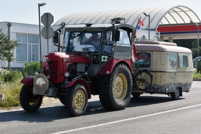 Turist iz Austrije na traktoru s kamp kućicom odu&scaron;evio vozače na Jadranskoj magistrali
