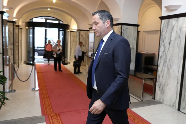 Zavr&scaron;ila dvomjesečna stanka, zastupnici se okupljaju u Saboru