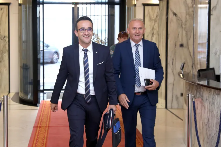 Zavr&scaron;ila dvomjesečna stanka, zastupnici se okupljaju u Saboru