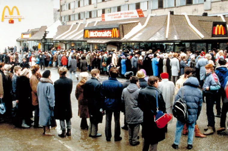 ARHIVSKE FOTOGRAFIJE S OTVORENJA PRVOG RUSKOG MCDONALDSA: Euforija je bila veća čak i od one u Zagrebu