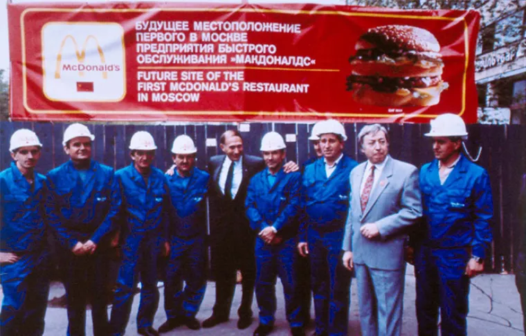 ARHIVSKE FOTOGRAFIJE S OTVORENJA PRVOG RUSKOG MCDONALDSA: Euforija je bila veća čak i od one u Zagrebu