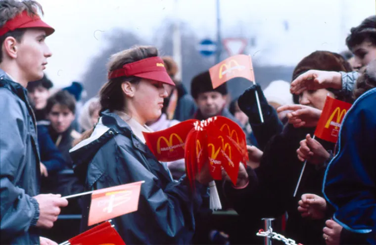 ARHIVSKE FOTOGRAFIJE S OTVORENJA PRVOG RUSKOG MCDONALDSA: Euforija je bila veća čak i od one u Zagrebu