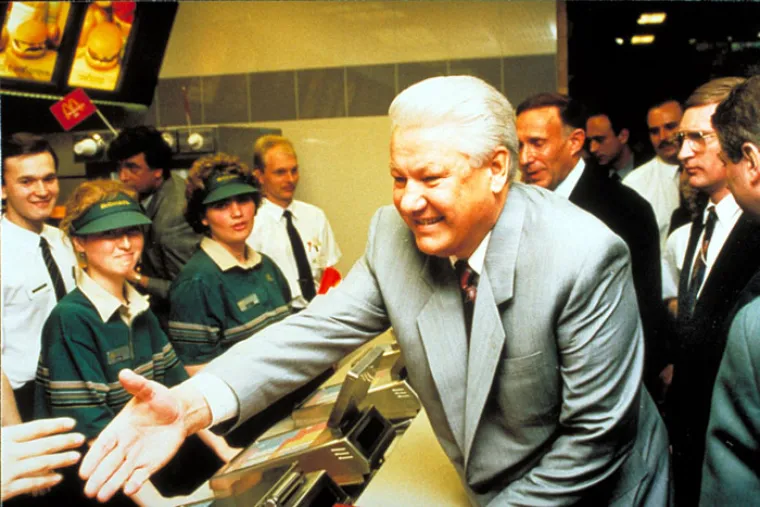 ARHIVSKE FOTOGRAFIJE S OTVORENJA PRVOG RUSKOG MCDONALDSA: Euforija je bila veća čak i od one u Zagrebu