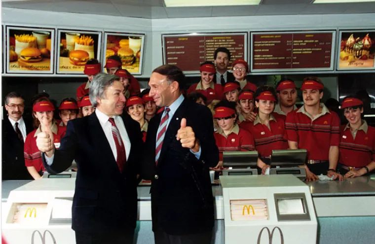 ARHIVSKE FOTOGRAFIJE S OTVORENJA PRVOG RUSKOG MCDONALDSA: Euforija je bila veća čak i od one u Zagrebu