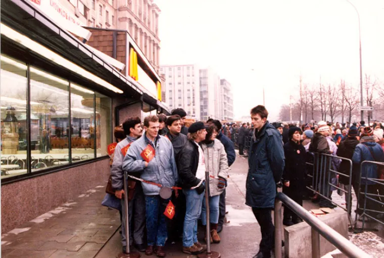 ARHIVSKE FOTOGRAFIJE S OTVORENJA PRVOG RUSKOG MCDONALDSA: Euforija je bila veća čak i od one u Zagrebu