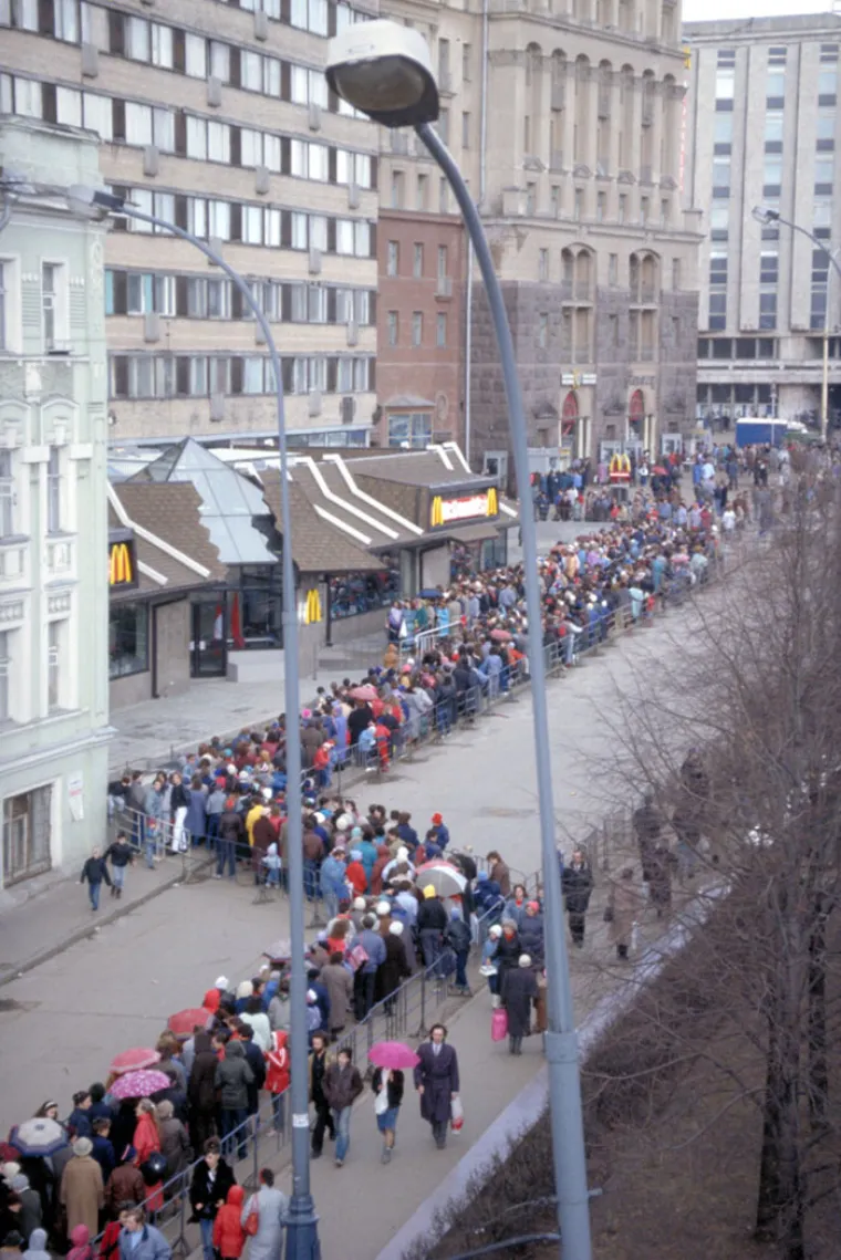 ARHIVSKE FOTOGRAFIJE S OTVORENJA PRVOG RUSKOG MCDONALDSA: Euforija je bila veća čak i od one u Zagrebu