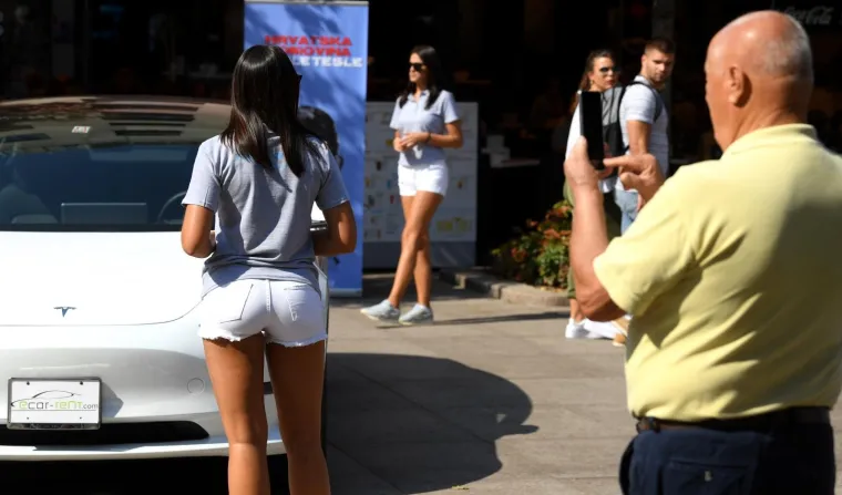 TESLIN MODEL 3 PREDSTAVLJEN U ZAGREBU: Hrvatska metropola prva u Europi dočekala najiščekivaniji auto na svijetu