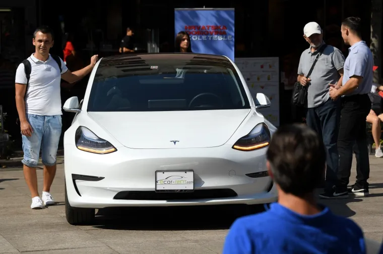 TESLIN MODEL 3 PREDSTAVLJEN U ZAGREBU: Hrvatska metropola prva u Europi dočekala naji&scaron;čekivaniji auto na svijetu
