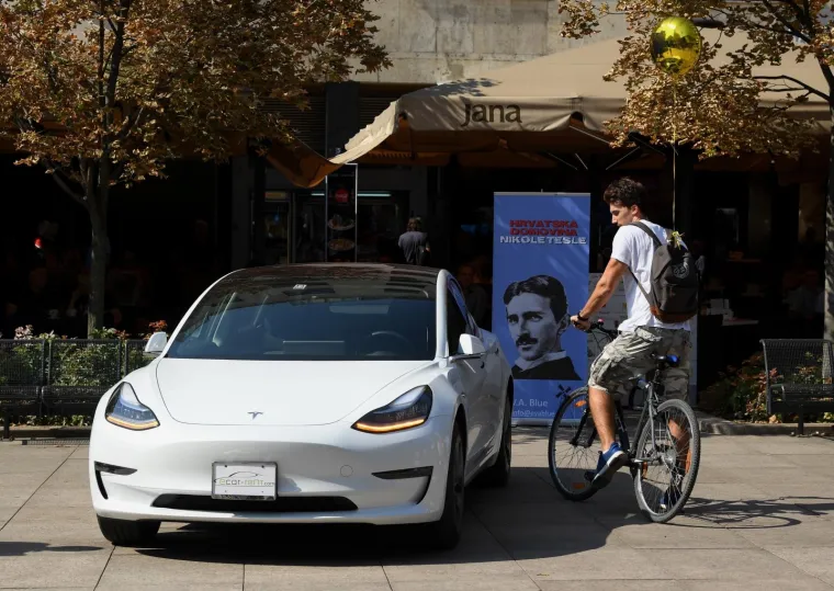 TESLIN MODEL 3 PREDSTAVLJEN U ZAGREBU: Hrvatska metropola prva u Europi dočekala naji&scaron;čekivaniji auto na svijetu