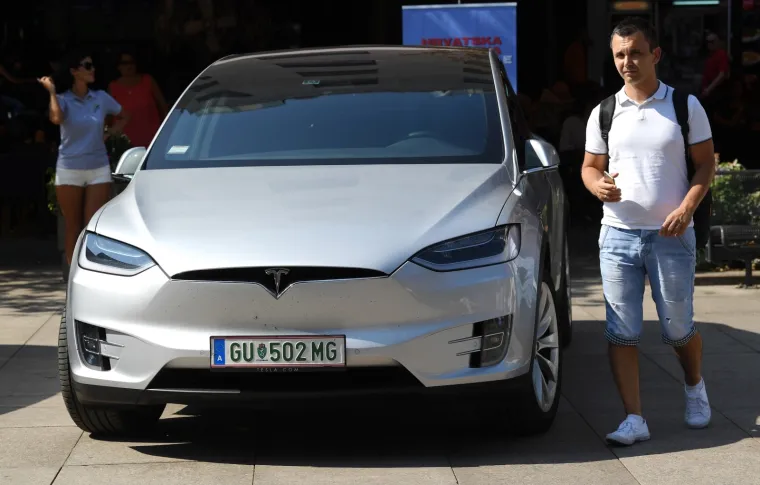 TESLIN MODEL 3 PREDSTAVLJEN U ZAGREBU: Hrvatska metropola prva u Europi dočekala naji&scaron;čekivaniji auto na svijetu