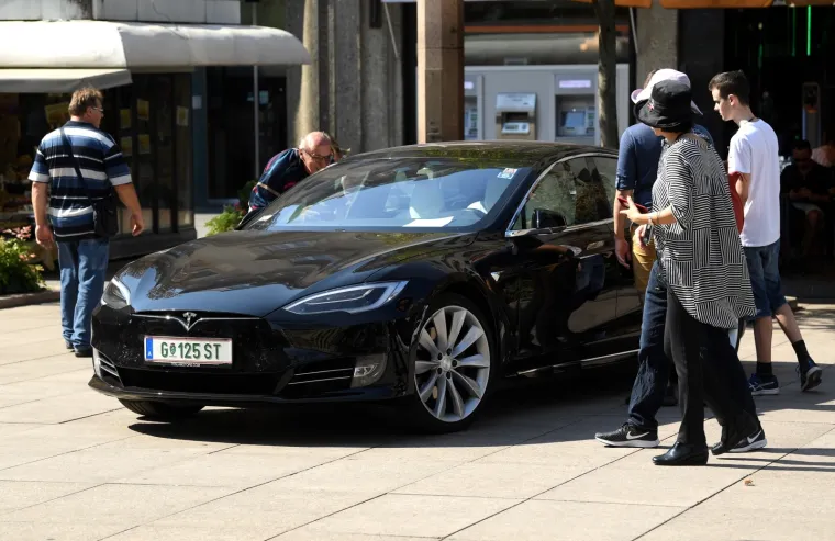 TESLIN MODEL 3 PREDSTAVLJEN U ZAGREBU: Hrvatska metropola prva u Europi dočekala naji&scaron;čekivaniji auto na svijetu