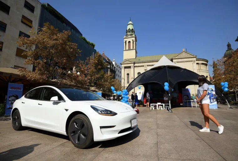 U sklopu projekta 'Domovina Nikole Tesle' na zagrebačkom je Cvjetnom trgu predstavljen električni automobil Tesla Model 3. Zagreb je tako postao prvi europski grad u kojem je Model 3 pokazao lice.