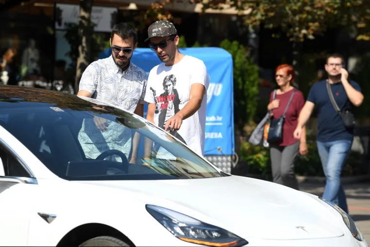 TESLIN MODEL 3 PREDSTAVLJEN U ZAGREBU: Hrvatska metropola prva u Europi dočekala naji&scaron;čekivaniji auto na svijetu
