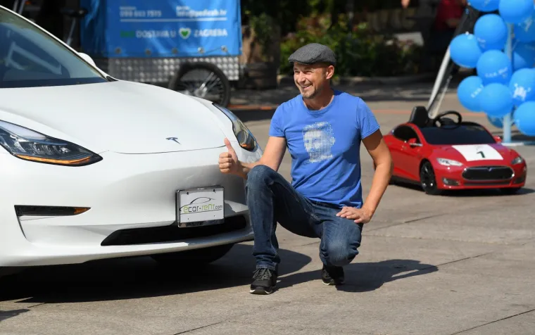 TESLIN MODEL 3 PREDSTAVLJEN U ZAGREBU: Hrvatska metropola prva u Europi dočekala naji&scaron;čekivaniji auto na svijetu