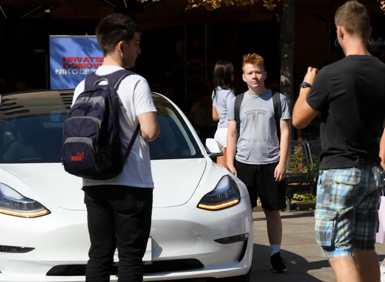 TESLIN MODEL 3 PREDSTAVLJEN U ZAGREBU: Hrvatska metropola prva u Europi dočekala naji&scaron;čekivaniji auto na svijetu