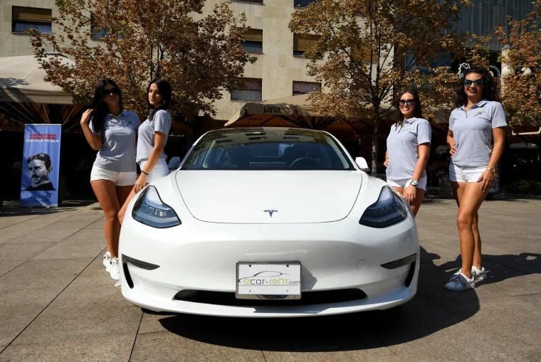 TESLIN MODEL 3 PREDSTAVLJEN U ZAGREBU: Hrvatska metropola prva u Europi dočekala naji&scaron;čekivaniji auto na svijetu