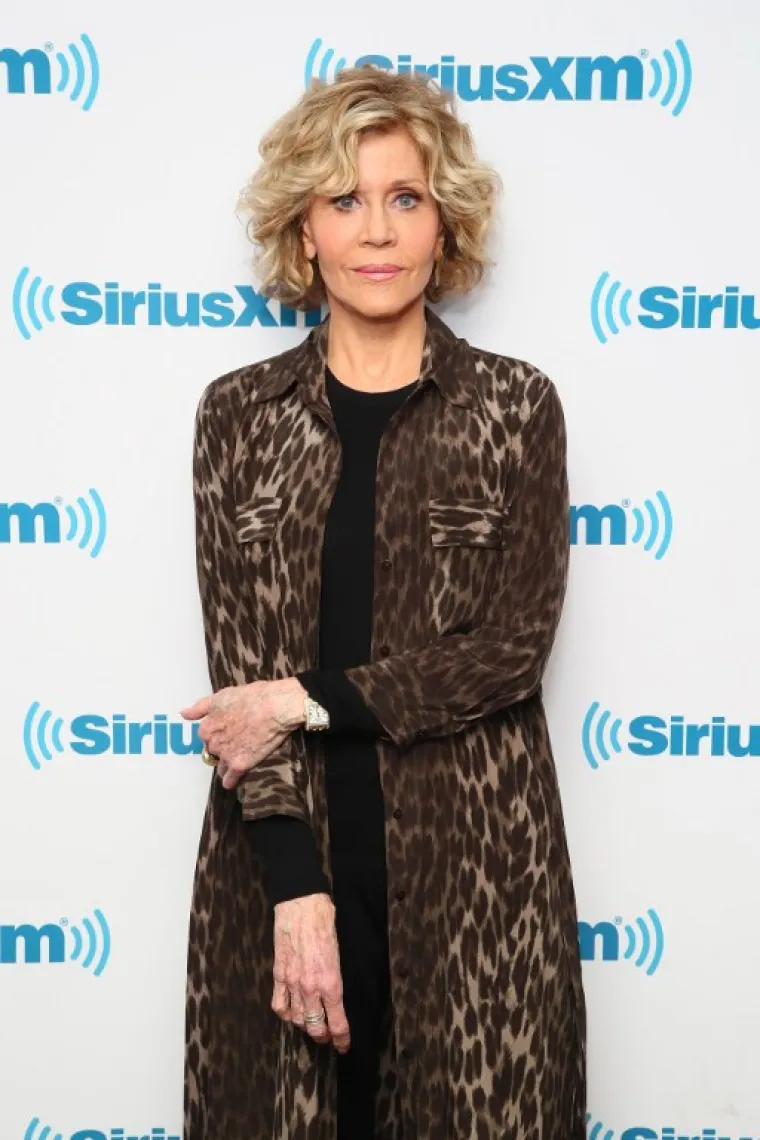 Jane Fonda američka je glumica, spisateljica, politička aktivistica, bivša manekenka i guru fitnessa.